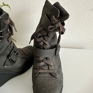 Simply Vera gray wedge boots